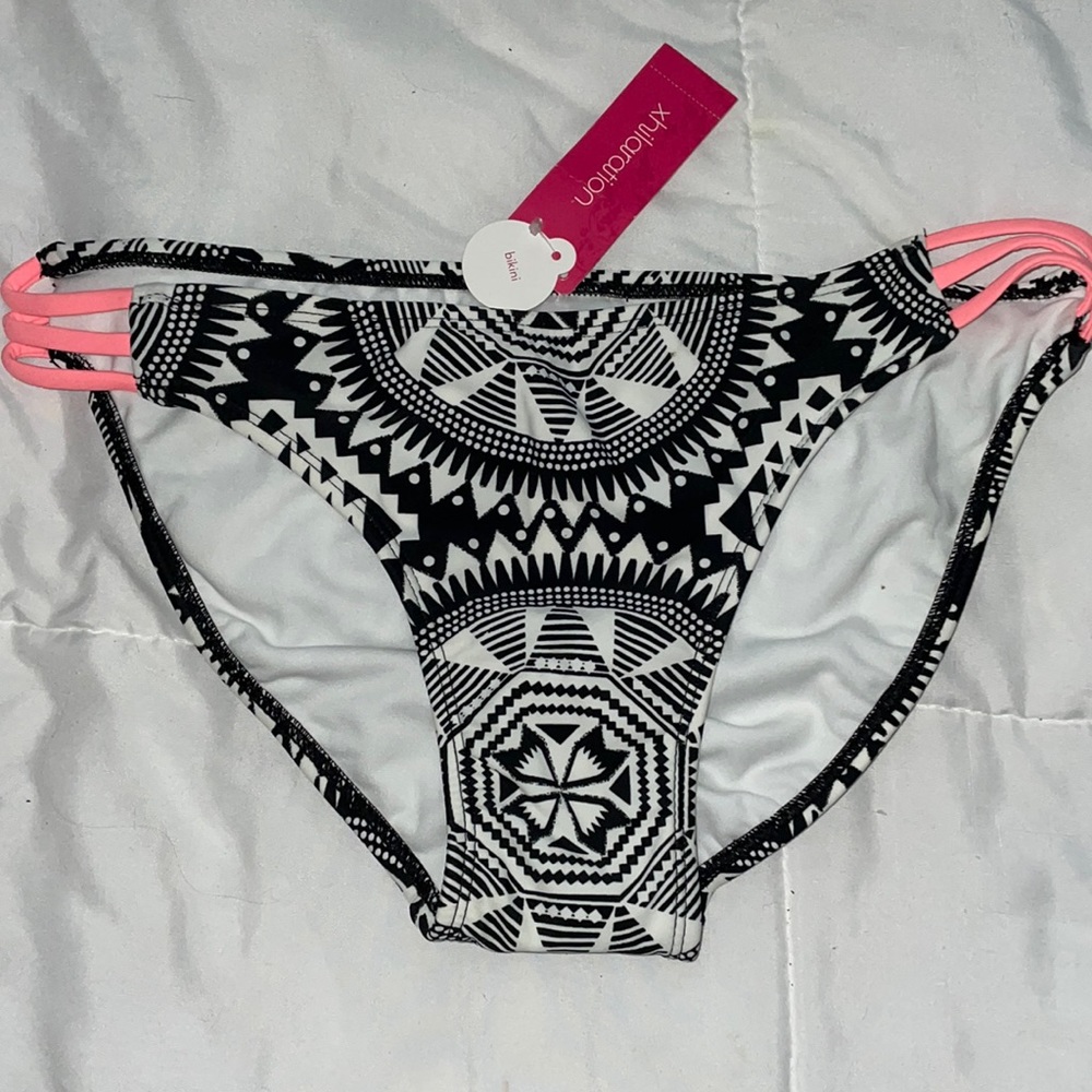 NEW WITH TAGS!! Cute bathing suit bottoms!!💗🖤